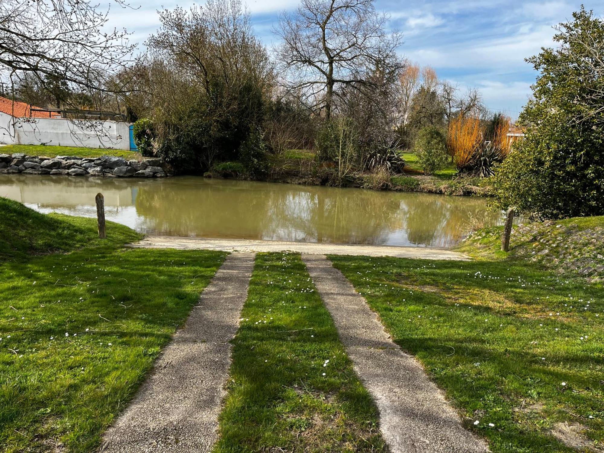 La Maison Du Bonheur Le Gue-de-Velluire Bagian luar foto